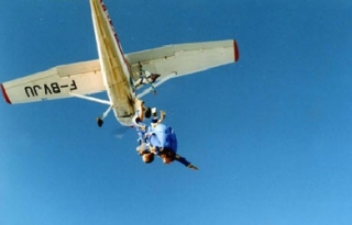 Salto en paracaídas biplaza con Auvergne Parachutisme 